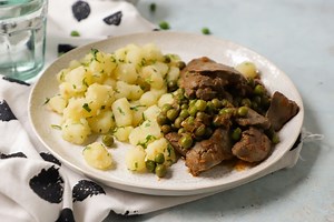 Zöldborsós csirkemáj receptje főtt burgonyával | Mindmegette.hu