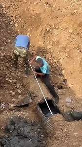 That’s not smoke—it’s pressurized water exploding out of a buried pipeline! | Casa Irrera Messina