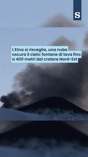 La Stampa on Instagram: "L’Etna torna a farsi sentire con una nuova fase di attività esplosiva iniziata al cratere di Nord-Est, caratterizzata da fontane di lava alte fino a 400 metri e da una colonna eruttiva carica di materiale piroclastico salita per chilometri sopra la vetta. L’episodio, osservato dall’Istituto nazionale di geofisica e vulcanologia di Catania, ha mostrato un rapido aumento di intensità seguito da una diminuzione altrettanto veloce, con esplosioni violente, emissioni intermit