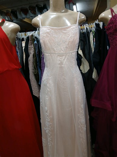 Hermosos vestidos de gala! Tenemos disponibles todos estos bellos y elegantes vestidos de gala, para lucir a la moda en un día especial e importante para ti! 😻 Puedes escribirnos al 8990-8062, con gusto te estaremos respondiendo! 😻👌 Estamos ubicados en tegucigalpa, colonia América y la granja!📍🥰. #ropaauténtica #marca #originalmenteoriginal