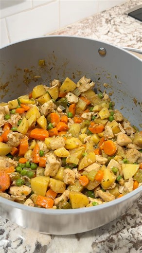 CHICKEN STEW | Protein: 42g | Total Time: 6 Hr 25 Min | Day 13 of Easy Healthy Dinners! . comment RECIPE and I’ll send you the recipe! . if you want a cozy, easy one pot meal that’s packed with protein - this is for you! You only need 25 minutes of prep time and the slow cooker does the rest of the work or you can make it on the stove like I did here! . To make this you’ll need: 🔸 1 ½ lbs boneless, skinless chicken breasts 🔸 1 cup diced onion 🔸 1 tablespoon minced garlic 🔸 2 cups sliced carr