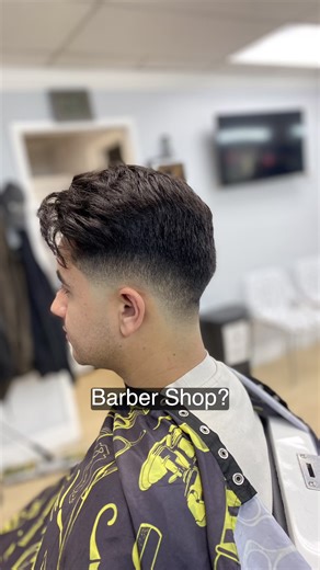 WHY SOME BARBERS STAY BOOKED… AND OTHERS STAY COMPLAINING. 👀💈 It’s not the enhancements. It’s not the TikTok angles. It’s not the excuses. It’s consistency, accountability, and actually giving a damn about the client in your chair. Some barbers want clout. Others want longevity. Only one gets 5-star reviews and repeat clients. 😮‍💨🔥 #BarbersVsBarbers #SavageBarberTalk #TopRatedBarbershop #PremiumBarbersInc #barbershorts