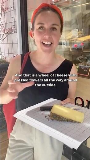 DISCOVERING FRENCH CHEESES: Tomme aux fleurs - French food you can't miss #frenchfood #frenchcuisine