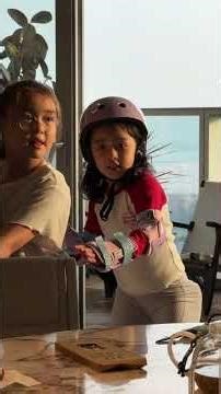 Doris骑着小车，穿轮滑鞋的妹妹跟在身后。温暖，是彼此相伴，还有落日的温柔。#Doris #叶海洋 @叶海洋（迪仕艾普）