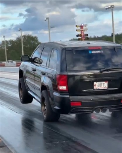 SINGLE TURBO SRT JEEP DOES WHEELIE!! 🤯🤯🤯People who are new here don’t know but I see a lot of mopar talk. I started off with this thing. THEM MY PEOPLE! 🫡🫡 #trackhawk #explorepage✨ #fitness #workout #srt @0nly1alex 💰