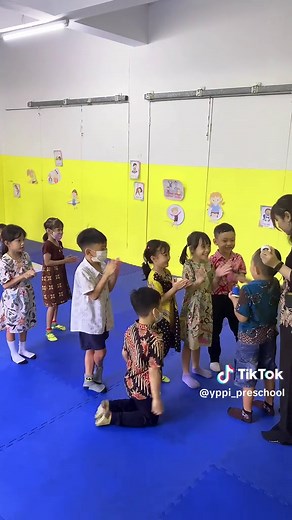 Unplugged coding lesson 🎮 Developing sensory awareness & self-control Build attention, logic, and listening skills Bell 🔔 means clap 👏 #yppipreschool #kindergarten #preschool #coding
