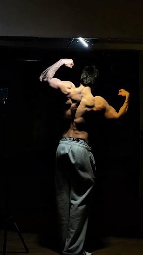 How to pop your physique in seconds 😋 GymLamp for posing #physique #ripped #fit #muscles #gymtok