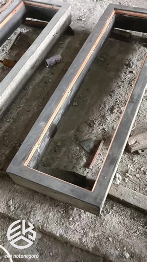 Keuntungan Perendaman: Peningkatan Kekuatan: Perendaman membantu beton mencapai kekuatan yang optimal karena hidrasi semen berlangsung secara efektif. Keterikatan yang Lebih Baik: Kelembaban yang terjaga selama perendaman memastikan reaksi kimia antara semen dan air berjalan dengan baik, menghasilkan ikatan yang lebih kuat. Pengurangan Retak: Dengan menjaga kelembaban, perendaman membantu mengurangi risiko retak pada beton akibat pengeringan yang terlalu cepat. #pengrajinkusenbeton #kusenpintu #