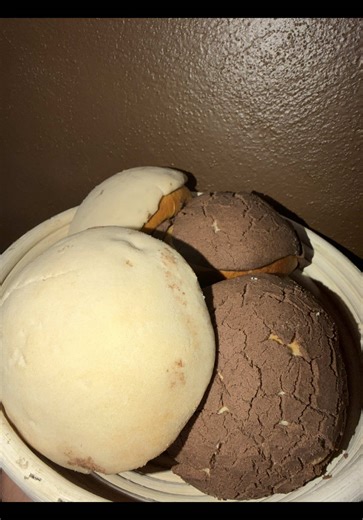 Aprendiendo panadería desde cero #33 Cobertura de conchas •100gr de azúcar glass •100gr de harina de trigo •100gr de manteca vegetal •7gr de cocoa •7ml de escencia de vainilla Masa •333gr de harina •5gr de sal •8gr de levadura •183ml de leche •66gr de huevo •5ml de escencia de vainilla •58gr de Azúcar •50gr de mantequilla •20gr de manteca de cerdo *hornear a 170 grados centígrados por 18 minutos #panaderia #pan #conchas #comidamexicana