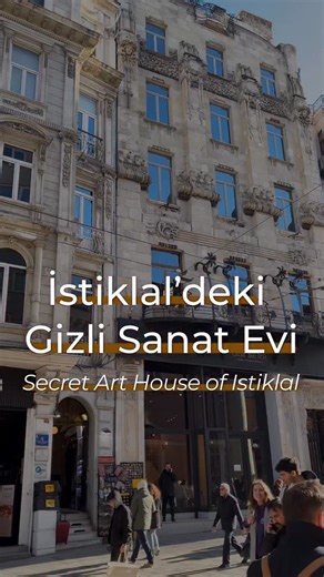 Istanbul Art & Culture Guide on Instagram: "İstiklal’in Kalbinde Bir Zaman Makinesi: Casa Botter 🏛️✨ İstiklal Caddesi’nde önünden belki binlerce kez geçtiğiniz o bina, aslında Türkiye’nin ilk moda evi! 1900’lerin başında saray terzisi Jean Botter için inşa edilen Casa Botter, muazzam bir restorasyonun ardından kapılarını bir sanat ve tasarım merkezi olarak yeniden açtı. 🎨 Hala keşfetmediyseniz, şehrin gürültüsünden uzaklaşıp sanatla nefes almak için mutlaka uğrayın. Merdivenlerinden çıkarken t