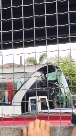 TINGNAN: Road crash ng pampasaherong bus at closed van sa SLEX Bicutan area Martes ng hapon, Disyembre 23. (📹: Jun Loyola) | via Dennis Datu, ABS-CBN News | ABS-CBN News