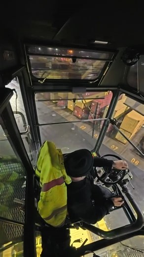 Rambling on in the straddle carrier. Congrats to hitting 100k on FB. Thanks for all the love this year! @trucker_gang #ila #fyp #pov #straddlecarrier #bluecollar ilwu themachineoperator | the_machine_operator