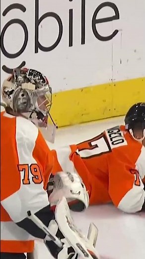 Flyers' Tony DeAngelo lands hard body punches in fight with Mark Kastelic