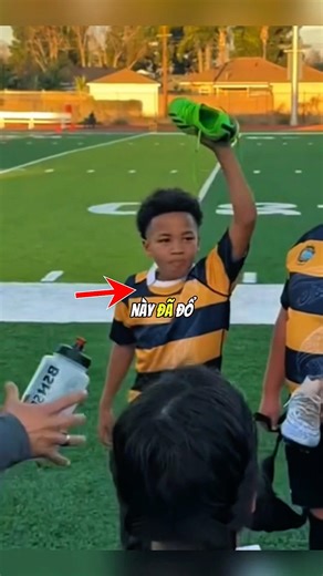This is why these players drink water from their shoes 😮