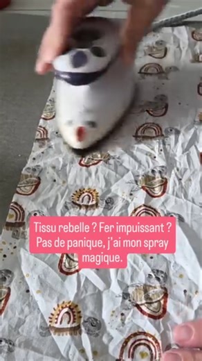 Astuce repassage : ton tissu reste froissé malgré le fer à repasser ? Plis tenaces, coton qui gondole, linge qui refuse de se lisser… Si tu cherches comment enlever les plis rapidement, ceci va t’aider. Que ce soit pour un repassage de dernière minute avant une cérémonie, une matinée speed avec les enfants ou simplement pour défroisser un vêtement sans y passer 20 minutes, j’ai trouvé une solution efficace. Dans mon atelier couture, j’utilise un spray défroissant qui facilite vraiment le repassa