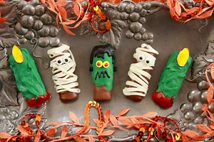 Here's my trick for dressing up Twix bars to make them absolutely spooktacular! Get ready with these Twix Halloween Monsters for the little ones who will be knocking on your doors very soon! https://www.biggerbolderbaking.com/twix-halloween-monsters/ | Bigger Bolder Baking