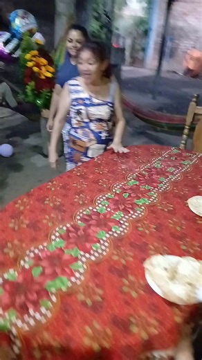 Florencia Cardona on Instagram: "Gracias mama Ruby Arias por ayudar en el cumpleaños de mama loren 👏💖 #reelsvideoシ #relsviralシ #florenciocardona #cumpleaños #viral #familia #moon"