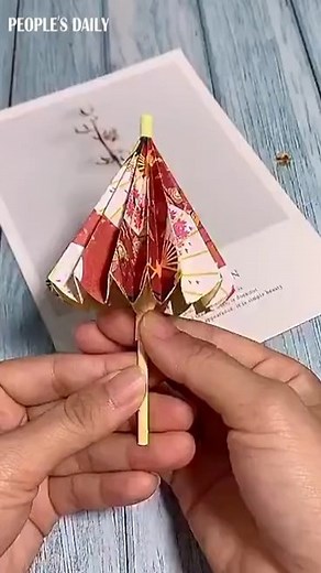 Paper craft project: how to make a traditional Chinese umbrella. | People's Daily, China
