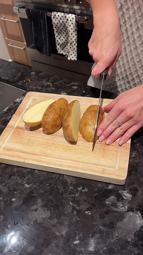 💅 Sunday night self-care routine: make yourself a nice meal, and enjoy it while watching your current fav TV series. We make cooking easy (not daunting!) with step-by-step recipe cards and getting all the ingredients delivered to your door. Check out our recipes at chefsplate.com #Chefsplate #easydinners #easyrecipes