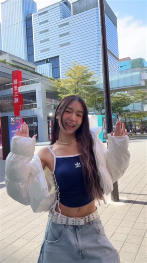 郭郭 ིྀིིྀ Vanessa (◑‿◐)﻿ ♥ on Instagram: "昨天平安夜拍的時候還想說 第一次聖誕節要穿小背心過 還以為是夏天 結果今天就冷到不行⋯ 祝郭貼們聖誕節快樂ㄡ😻💗 明年還要陪我過好咪🥰"