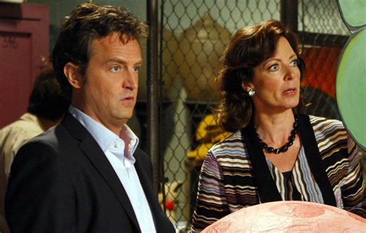 Atriz vencedora do Oscar relata 'péssima experiência' com colega que já morreu e fãs suspeitam de Matthew Perry