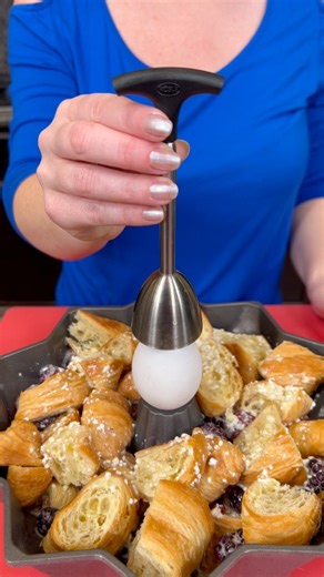 2.8M views · 4K reactions | Best way to crack an egg! 讀 #lifehacking #lifehacks | Kyle & Mistie Knight | Facebook