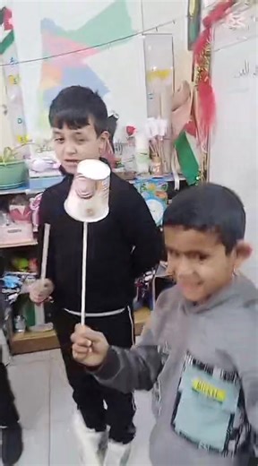 *تطبيق لدرس حقوق الطفل "حقي في اللعب"* *تم مشاركة ولية أمر الطالب عبدالرحمن المعاني أم عمر بالتعاون مع المعلمة نسيم القضاة بتقديم ألعاب للطلاب الصف الثاني أ* وفي نهايه الحصة تم توزيع هدايا على الطلبة لمشاركتهم وحماسهم *الهدف من النشاط:*- *تعزيز مفهوم حقوق الطفل:* تعريف الطلاب بحقوقهم في اللعب والترفيه- *تنمية مهارات الطلاب:* تعزيز مهارات الطلاب الاجتماعية والجسدية من خلال الأنشطة الترفيهية- *التواصل مع أولياءالأمور:* تعزيز التواصل بين المدرسة وأولياء الأمور من خلال المشاركة في الأنشطة المدرسية.*