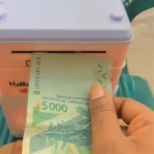 💰 Votre enfant dépense tout sans jamais économiser ? 😅 Offrez-lui la Tirelire Coffre-Fort Électronique Programmable et transformez l’épargne en un vrai jeu amusant ! 🎁 🔒 Fonctionne comme un vrai coffre-fort : 👉 Code secret personnalisé 👉 Fente automatique pour billets et pièces 👉 Effets sonores et lumineux super réalistes 🎉 Vos enfants vont adorer y cacher leurs économies tout en apprenant la valeur de l’argent dès le plus jeune âge. 💡 Parfait pour les cadeaux d’anniversaire, les fêtes 