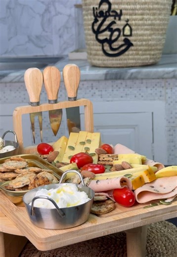 IPlateau de fromage pour l’eid 🧀 Recette Biscuits au fromage : - 02 verres de farine complète ( un verre de 250ml) - 1/2 cuillère à café de sel - 1/4 verre d’huile d’olive - 1/2 verre d’eau - Le rapé de trois fromages Miamia