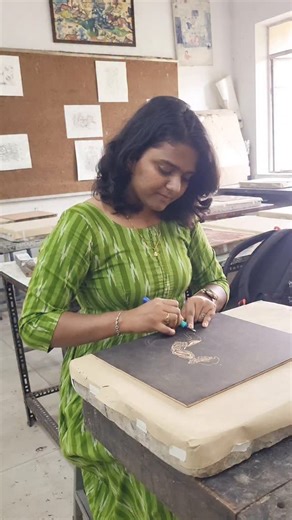 Arts_of_Bindu on Instagram: "Explaining the step-by-step process of traditional woodcut printmaking.💖🙏✨️ From carving the block to pulling the print — this is the magic of Woodcut Printmaking ✨🪵 Each cut tells a story, each print carries patience, pressure & precision. Traditional technique, timeless expression. Watch till the end to see the transformation 👀🎨 Mentions (add if relevant to you): @jnfau_official @printmakingindia @indianprintmakers @artstudents_india #woodcutprint #printmaking