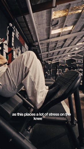 Do you get knee pain while hacking squatting? Try these tips to help squat pain free! 🙌 #gym #pain