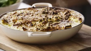 LAZANJE SA POVRĆEM U JEDNOJ POSUDI: Jednostavan recept Džejmija Olivera (VIDEO)