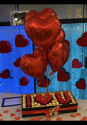 💘 L’amour se dit aussi en cadeaux inoubliables 💘 Pour la Saint-Valentin, offrez bien plus qu’un simple présent… Offrez une déclaration d’amour 💌 🌹 Un coffret d’exception : ✨ Des roses rouges élégantes ✨ Des chocolats Ferrero Rocher ✨ Un design luxueux qui fait battre le cœur plus fort ✨ Parfait pour dire « Je t’aime » sans mots 🎈 Ce coffret est idéal pour surprendre, émouvoir et marquer les esprits. Parce que l’amour mérite ce qu’il y a de plus beau. ⚠️ Attention : les quantités sont limité