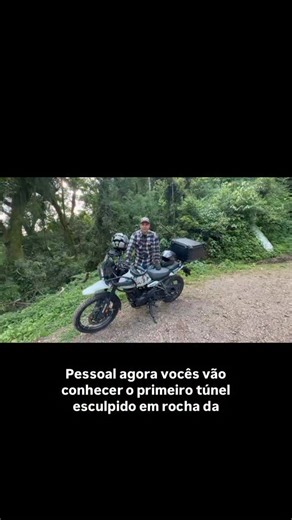 Casal com Destinos on Instagram: "O Túnel de Linha Bonita Alta é um túnel localizado em Linha Bonita Alta, distrito do município de Salvador do Sul, no Rio Grande do Sul. Inaugurado em 1907, tem 93 m de comprimento e é considerado o primeiro túnel curvilíneo da América Latina. Fazia parte do trajeto da ferrovia Montenegro-Caxias do Sul. A implantação da rede ferroviária no início do século XX, que foi desativada nos final da década de 1970, foi marco do comércio entre Salvador do Sul e cidades-p