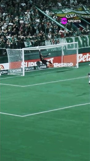 AQUI NÃO, GARRO! GOLEIRO DA CHAPE DEFENDEU A FALTA DO MEIA CORINTIANO! #shorts