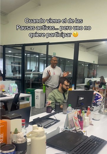 Pausas Activas en la Oficina: Humor y Eficiencia