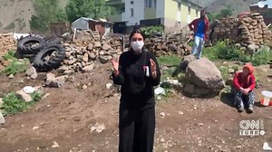 CNN TÜRK ekibi canlı yayında depreme yakalandı! Bu sabah Bingöl'de 5,6 büyüklüğünde bir deprem daha meydana geldi. Yaşanan son depreme dair detayları CNN TÜRK muhabiri Fulya Öztürk canlı yayında aktarırken bir artçı daha yaşandı. İşte o anda yaşananlar buff.ly/3hpxlBo | CNN TÜRK