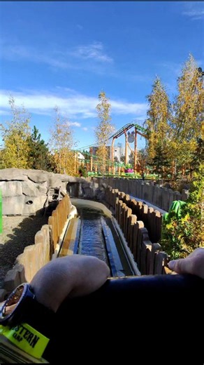 Toffee Log Flume at Energylandia This one is an absolute soaker. The drops don’t look huge, but the splashdown says otherwise. You leave thinking you might get away with it, then the water hits and proves you very wrong. One of those log flumes where drying off just isn’t an option. 📍 Energylandia, Zator, Poland #ToffeeLogFlume #Energylandia #WaterRide #ThemeParks | Thrillridesphotography