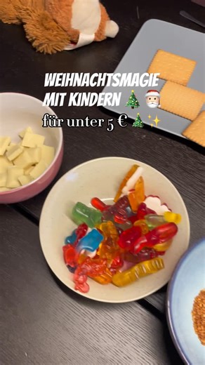 Deine tägliche Dosis Muttivitamin | Momlife on Instagram: "Manchmal braucht es keine teuren Lebkuchensets 🎄 nur ein paar Kekse, Süßigkeiten und ein bisschen Fantasie ✨ Diese Mini-Keks-Häuser sind unsere liebste Last-Minute-Weihnachtsaktivität: ✔ super günstig ✔ schnell vorbereitet ✔ kinderleicht ✔ und jedes Kind kann kreativ sein 🧁 So geht’s: Für den „Zucker-Kleber“ 3 EL Puderzucker + ca. 1 TL Wasser → cremig, nicht flüssig Dann einfach Butterkekse oder Spekulatius nehmen, kurz eintauchen, anl