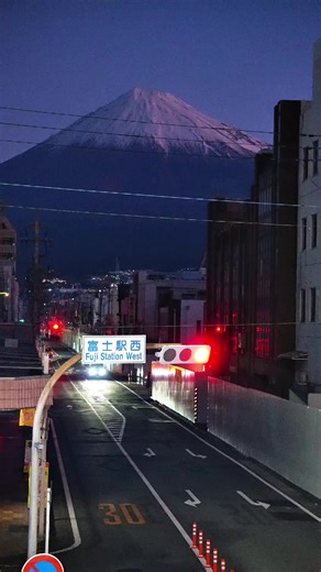 夜の富士山と爽やかな町 #富士山 #fuji #japan