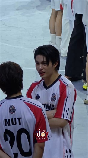 บ้านนี่อยู่ชลวันนั้นกำลังกลับมา กทม.แล้วไลแคนมีงานบางแสนเฟสพอดีนี่ไปเดินเล่นที่เซ็นชลแล้ววลชีเดินออกมาจากร้านเสื้อแล้วเดินสวนกันนี่เลยตกใจเลยตะโกนว่าเชี่ยตัวจริงหล่อสัสแล้วกูวิ่งหนีเลยจ้าแล้วชีหันมามองแล้วอมยิ้นให้ไม่รู้ว่าชีได้ยินแค่คำว่าเชี่ยรึป่าวแต่หล่อสัสอะหน้าสดผมไม่เซ็ต