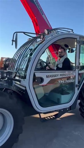 E dopo una presentazione così che fai, non l’acquisti? 😀 Massey Ferguson TH.7030. #laformicaedile #masseyferguson #macchinaagricola #trattori