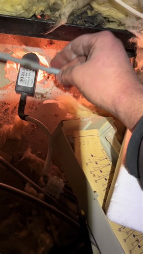 Attention quand vous avez des spots ‼️‼️ Parce qu’il n’y a pas que le prix qui différencie un spot d’un autre. En effet, beaucoup de spots sont prévus pour être installés dans des vides de construction, et ne sont donc pas recouvrables par d’autres éléments comme de l’isolant ou dans le cas présent par un câble qui passait par là. Lisez bien la notice d’utilisation avant de les installer n’importe où 😉 #electricien #electricite #incendie