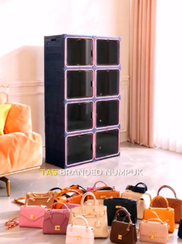 RAK TAS ANTBOX bukan cuma bikin kamar lebih rapi, tapi juga bikin koleksi tas lebih enak dipandang. Setiap tas punya ruang sendiri, jadi nggak saling tindih dan tetap terlihat cantik. Storage yang bikin mood naik setiap hari 💫🧳💖 #fyppp #antboxindonesia #fypツ #organizingideas #storageestetik #storagebox #homedecorindonesia #organizingtips #rumahminimalis #raktas #lemaritas #furniturminimalis