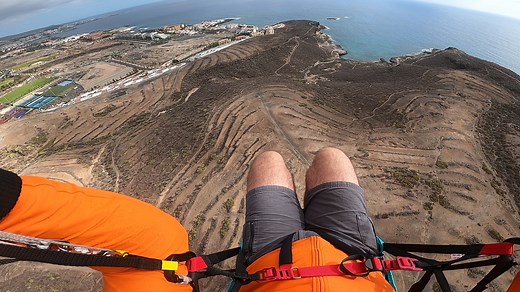 62K views · 721 reactions | ICARO-Paragliders Gravis 2 Esta tarde toco vuelo de test con el EN B fácil de Icaro. Un parapente muy divertido, giro ágil, buenazo para subir en térmica y pese a un humilde alargamiento de 5,4 puntos (3,9 proyectados) me sorprendí apurando un planeo al limite hasta el aterrizaje. Al final estuve haciendo un poco de kiting disfrutando de sus bondades. | ojovolador.com | Facebook
