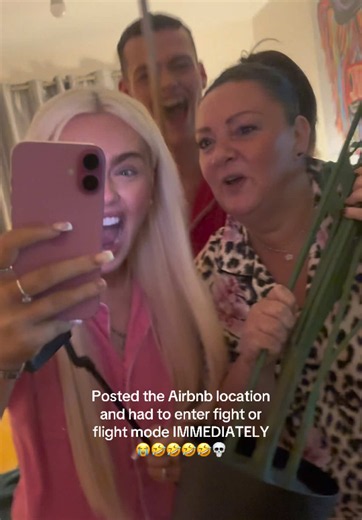 Lesson learnt… All jokes aside, please don’t show up at places where people are staying 🫶🏼 It’s genuinely scary and can be dangerous, even if your intentions are good. We love and appreciate the support, but everyone deserves privacy and to feel safe ❤️ We made the most out of it and had a laugh but we were genuinely freaked out 😳 #fyp #fightorflight #airbnbhost #scared #location