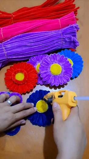 114K views · 1.3K reactions | Fuzzywire flower  #fuzzywireflower #pipecleanerflowers #handmade #diy #tutorial | Margie Mestiola Cending | Facebook