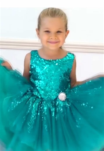 💎 Shine bright like a diamond 💎 You can watch episodes of Love, Diana now on @hulu #lovediana #hulu #kids #kidstv #diamond #dancing #dressup