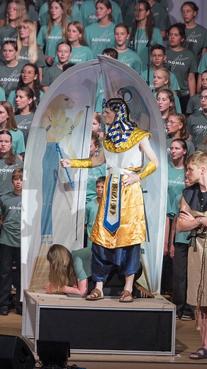 Mega viele Teens, mega viel Freude, Megakonzerte - noch zwei Mal das Musical MOSE live erleben!!! 😍 Du bist meeeega herzlich eingeladen nach Pforzheim (22.11.) oder Siegen (29.11.) zu kommen! 🎉 Bist du dabei? Dann lass uns deinen Lieblings-Emoji in den Kommentaren da. 😉 #adonia #adoniadeutschland #mehralsmusik #teens #musical #mose #gerettetundbefreit #chor #konzert #mega #megakonzert | Adonia Deutschland