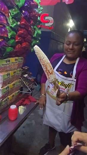 Comiendo unos Ricos ELOTES en el Puerto de Veracruz, México.